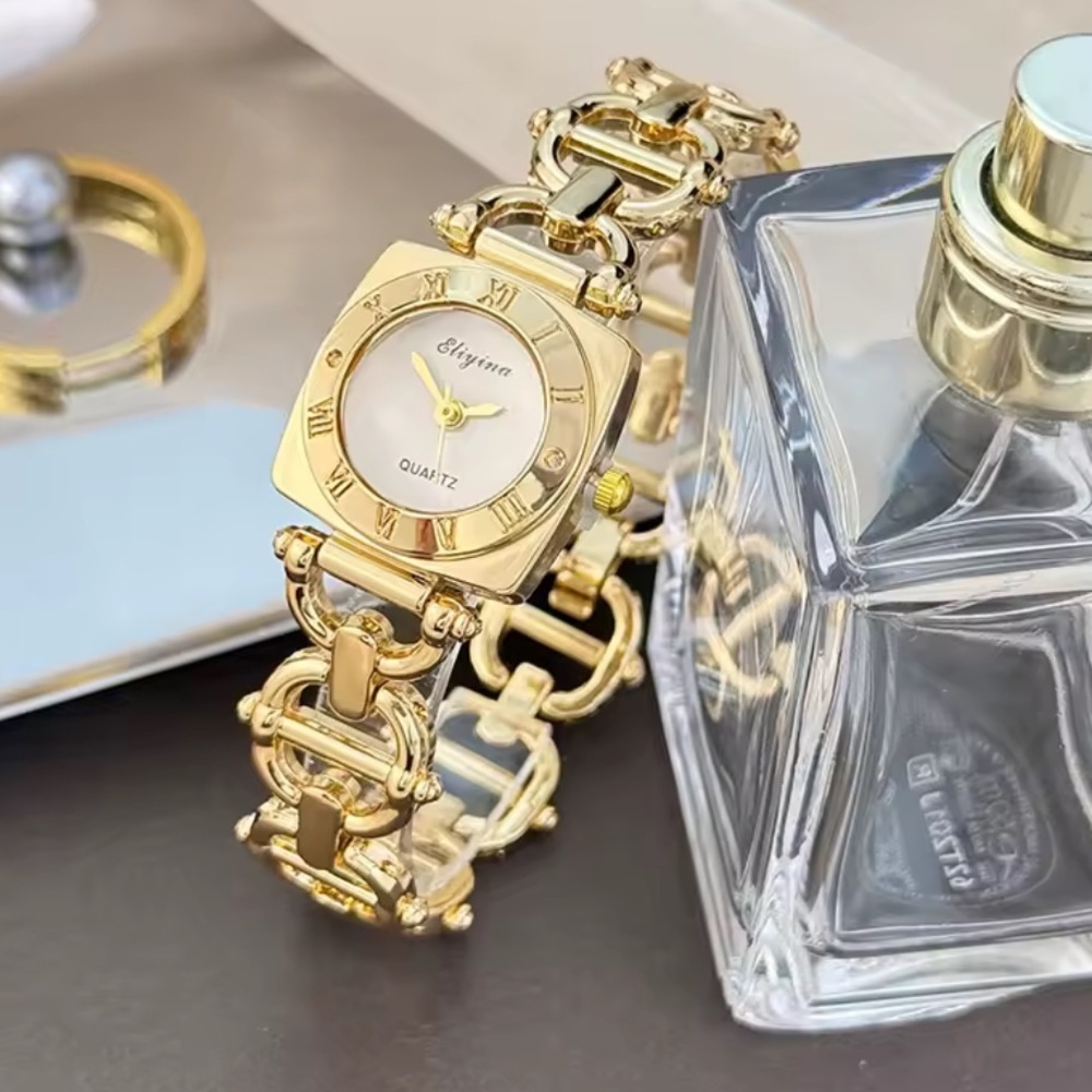 Classic Gold Square-Face Bracelet Watch – Luxury Women’s Timepiece